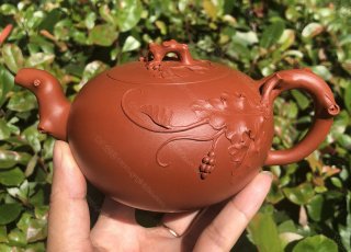 樹樁葡萄壺；朱泥380CC